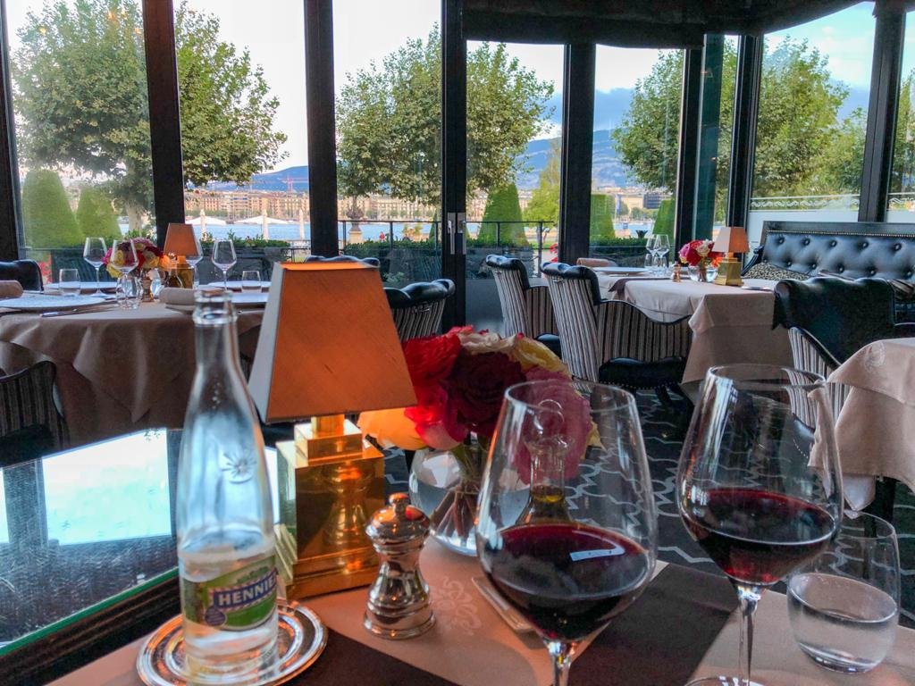 Salão de restaurante Windows em Genebra com duas taças de vinho