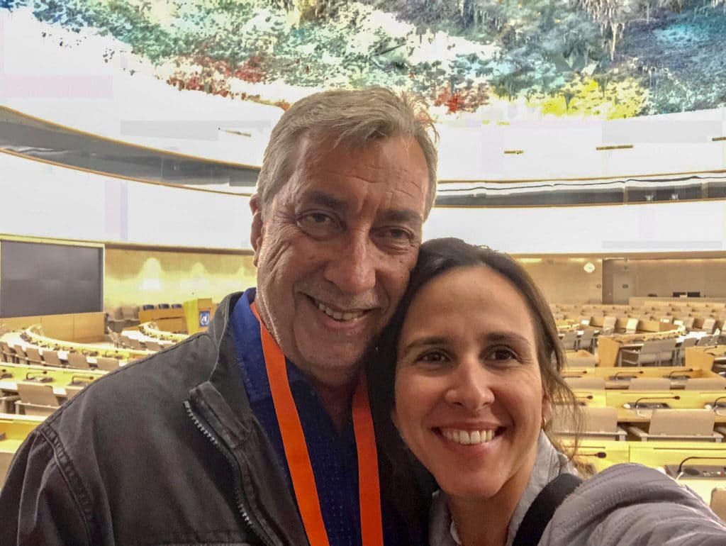 Casal abraçado dentro de prédio das Nações Unidas em Genebra