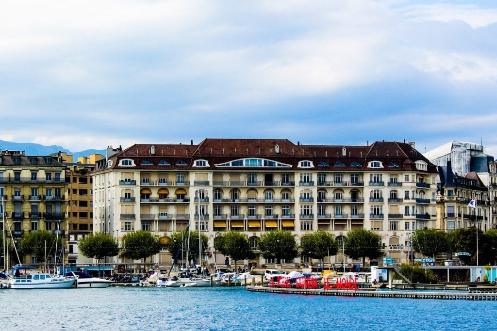 Lago Léman e fachada de prédios