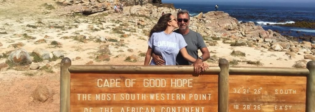 Mulher beijando homem no cabo da boa esperança em cape town 
