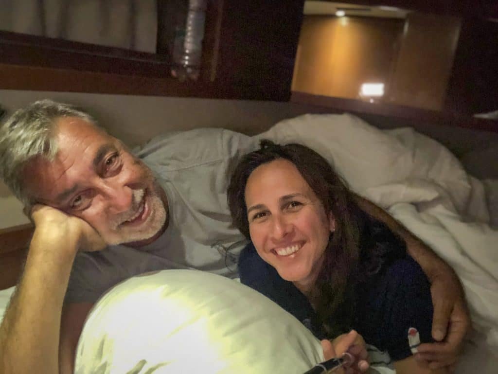 Casal abraçado e deitado em cabine de veleiro na Croácia 