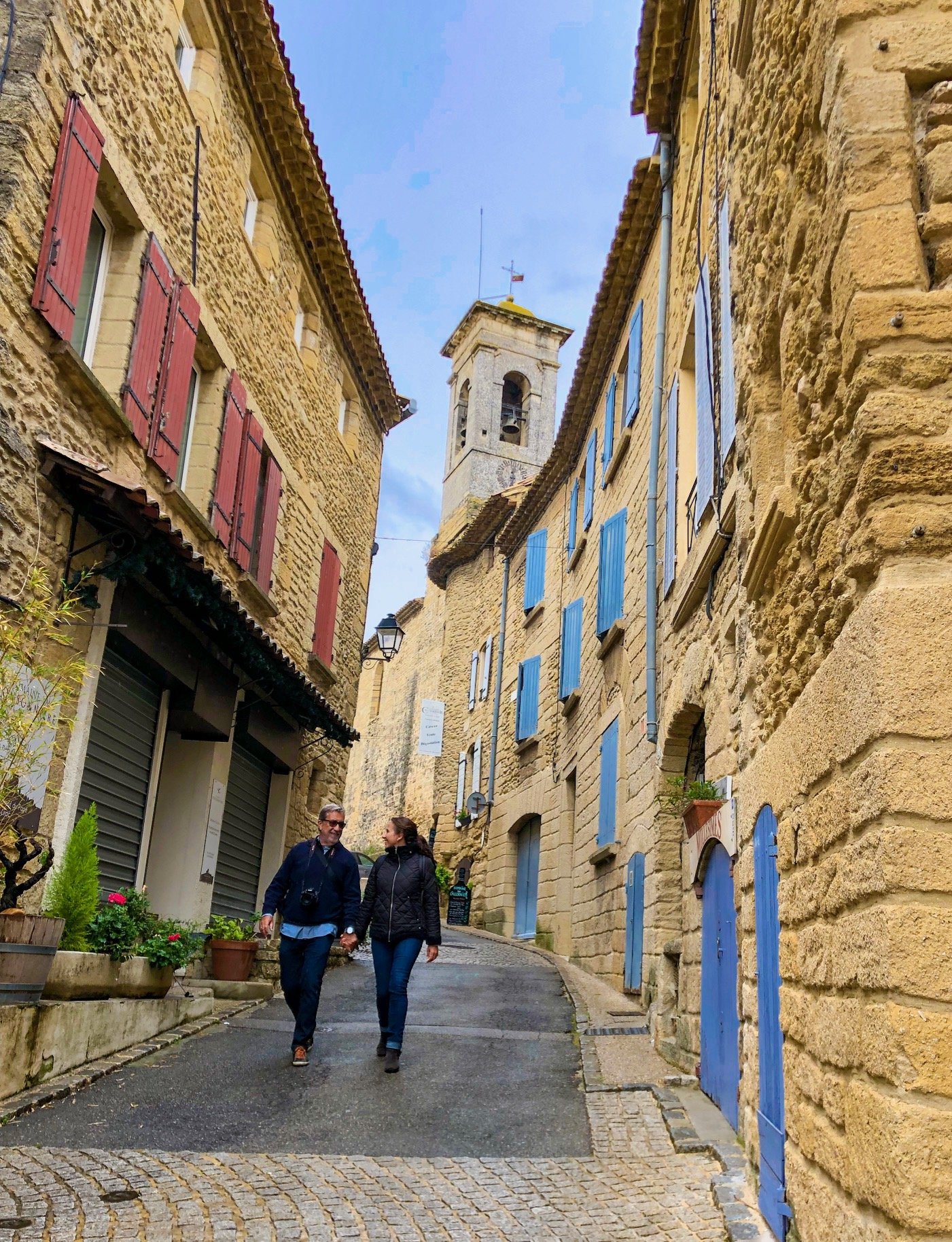 Casal caminhando por Châteauneuf-du-pape, região vinícola da França.