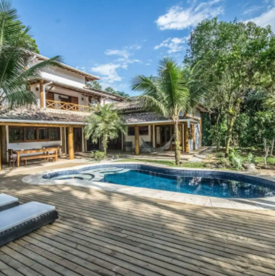 Piscina e espreguiçadeiras   em casa para alugar no interior de São Paulo 