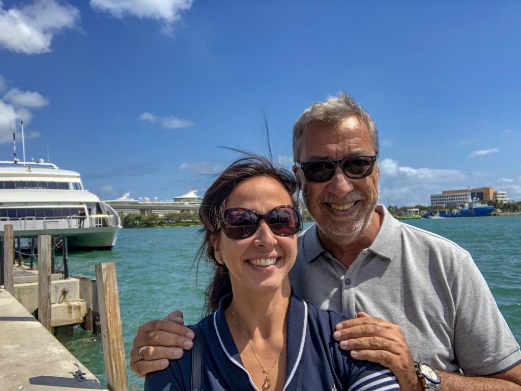 Casal se abraçando em Miami