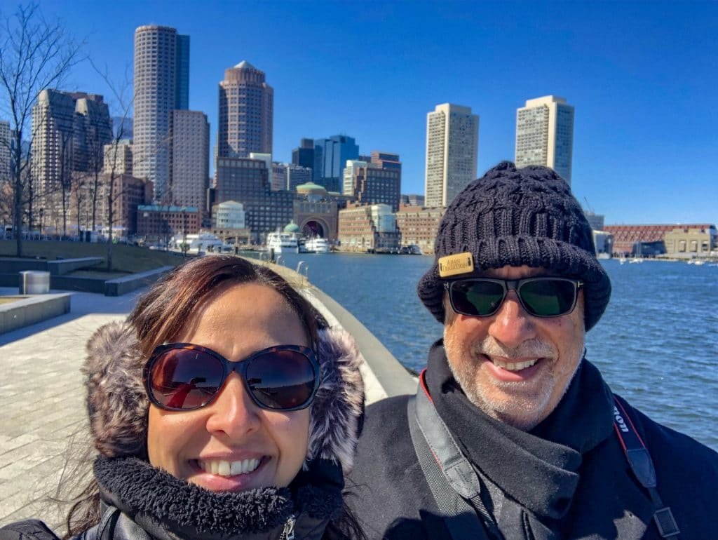 Casal na beira do mar de Boston