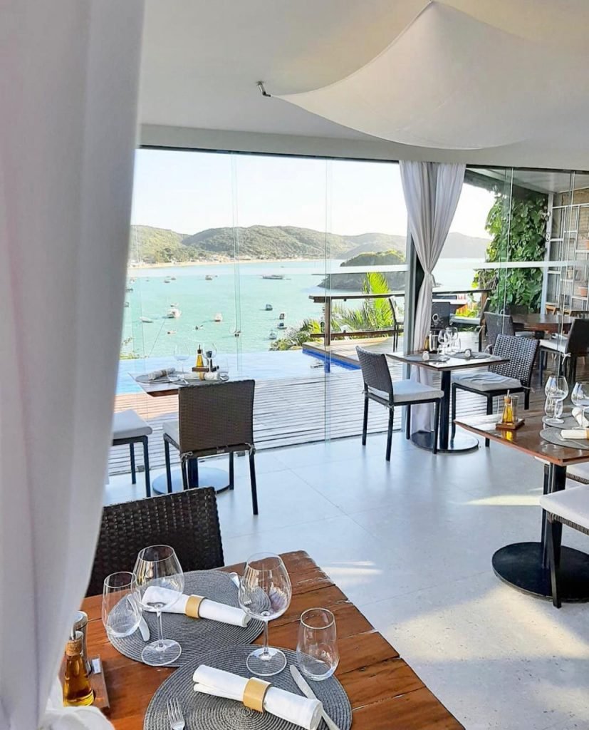 Salão de restaurante em Búzios com vista para o mar 