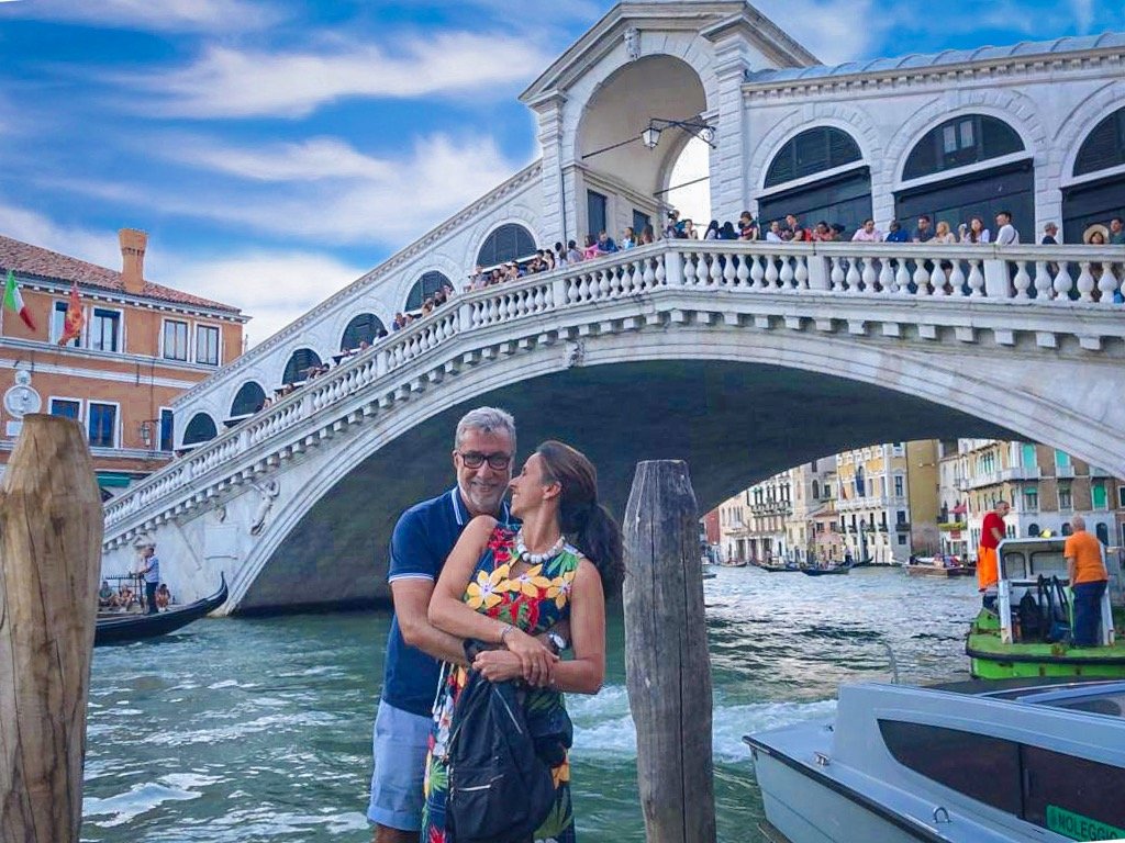 Casal se abraçando em frente a Ponte Rialto em Venez 