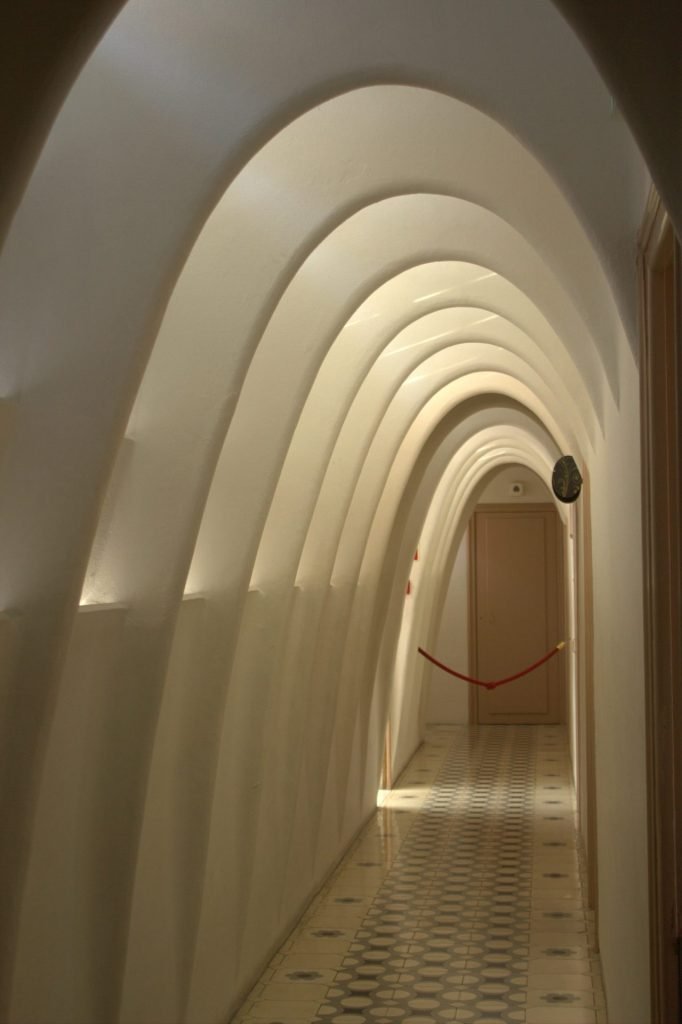 Casa Batllo Barcelona interior Arcos parabólicos