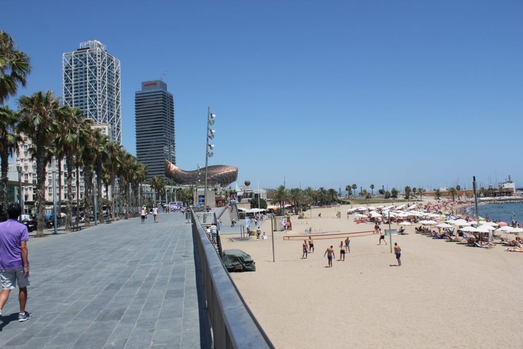 Praia-de-Somorrostro-Barcelona-Casal-Giramundo.jpg