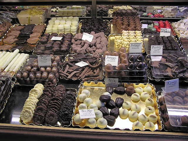 Algumas variedades de pralinés em uma chocolateria belga