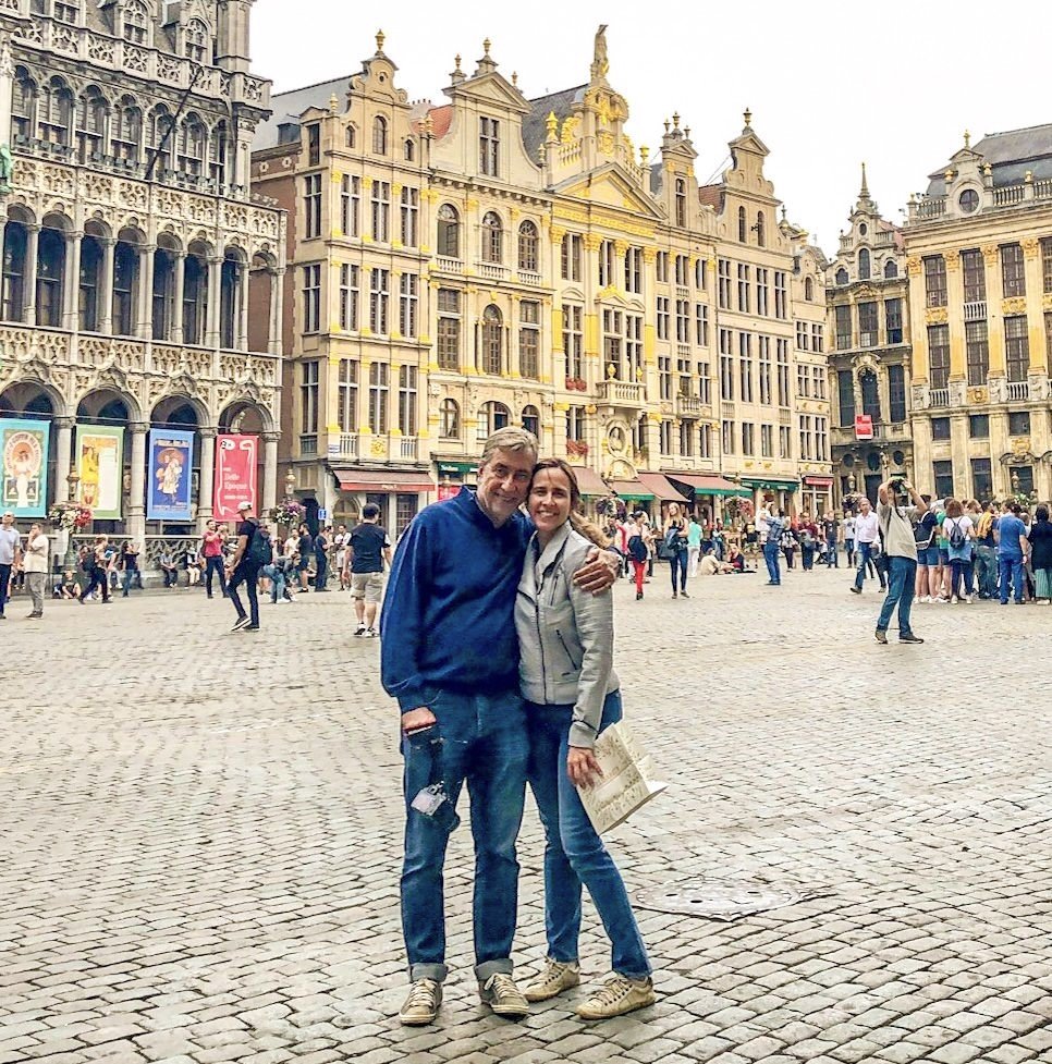 Casal Giramundo na Grand Place - Bruxelas