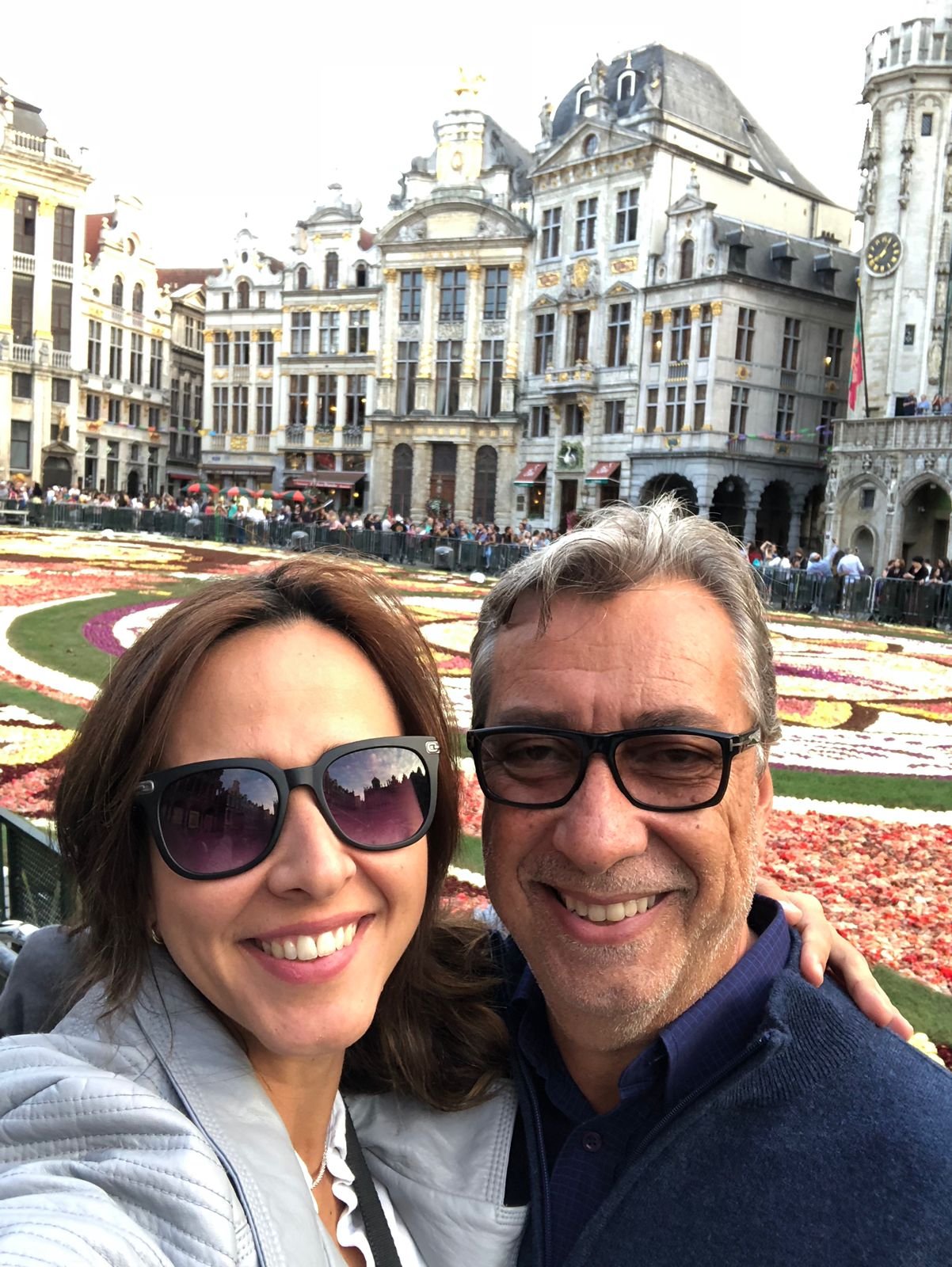 Casal-Giramundo-na-Grand-Place-Festival-das-Flores-Bruxelas