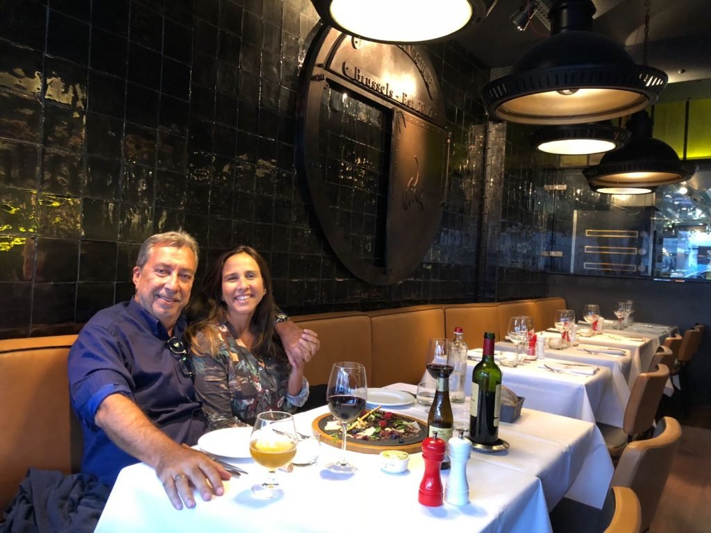 Casal-Giramundo-no-Carnivore-Charcoal-Gril-em-Bruxelas