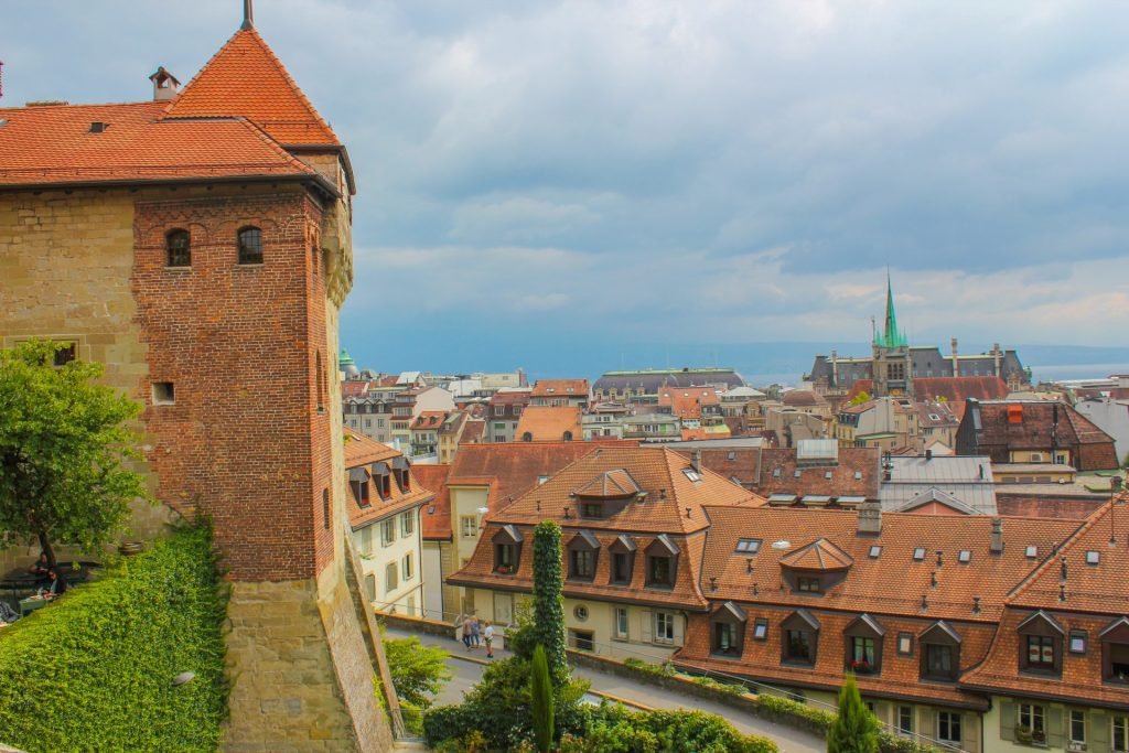 Vista-panoramica-de-Lausanne-com-Lago-de-Genebra-ao-fundo.jpg